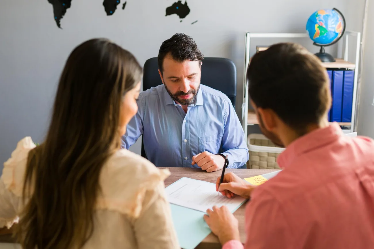 Consultant advising students